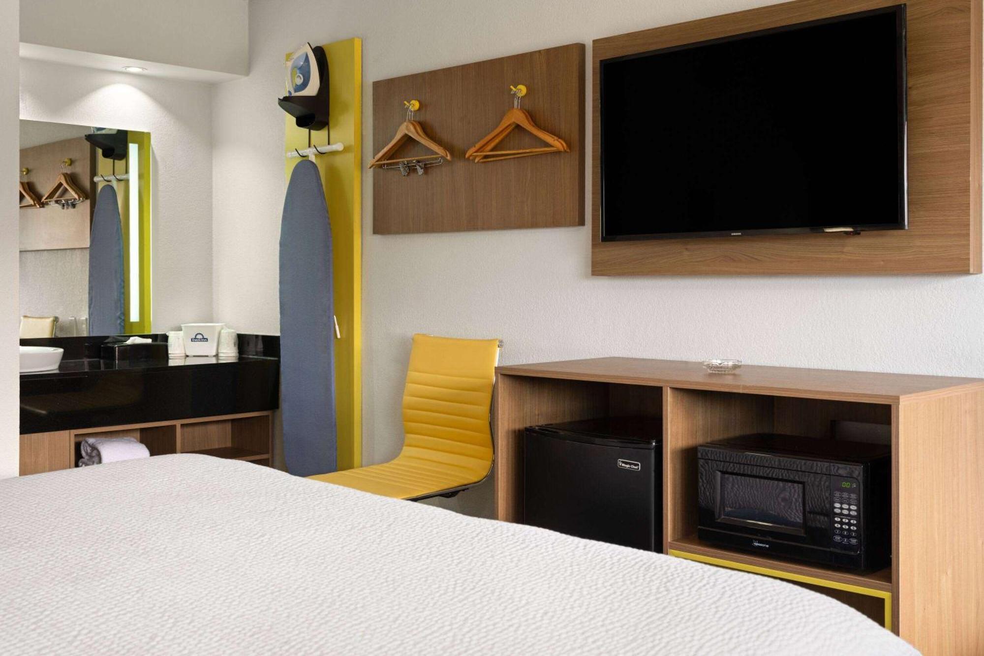 Days Inn By Wyndham Columbus Worthington Buitenkant foto