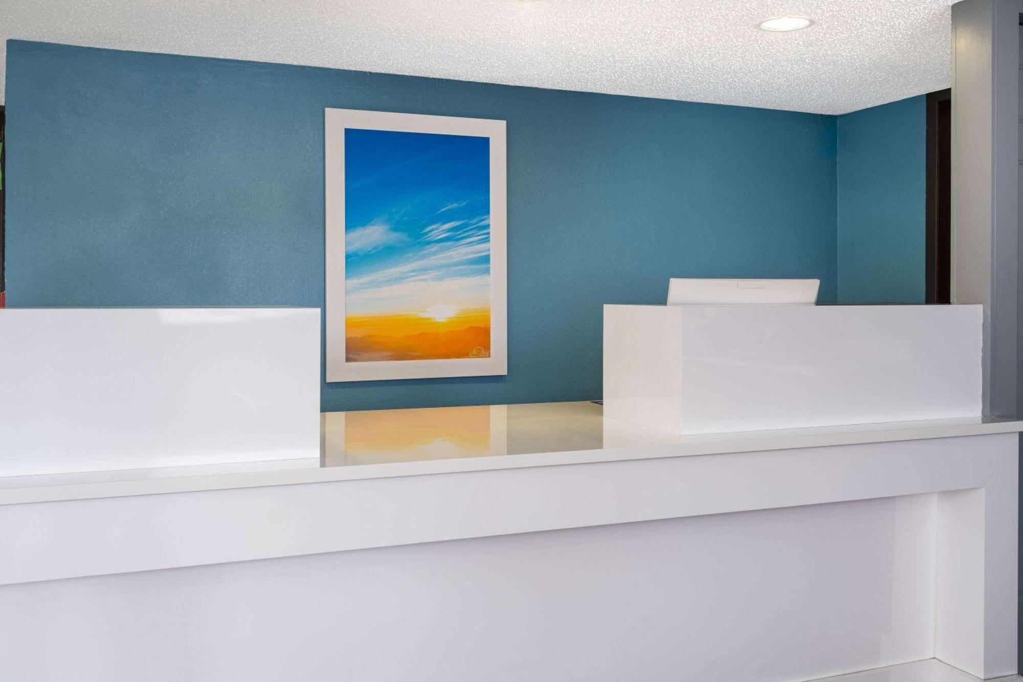 Days Inn By Wyndham Columbus Worthington Buitenkant foto